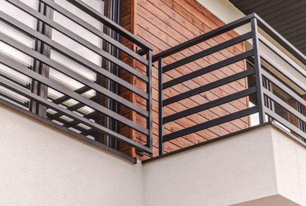 Modern Residential Balcony square railing_©istockphoto.com