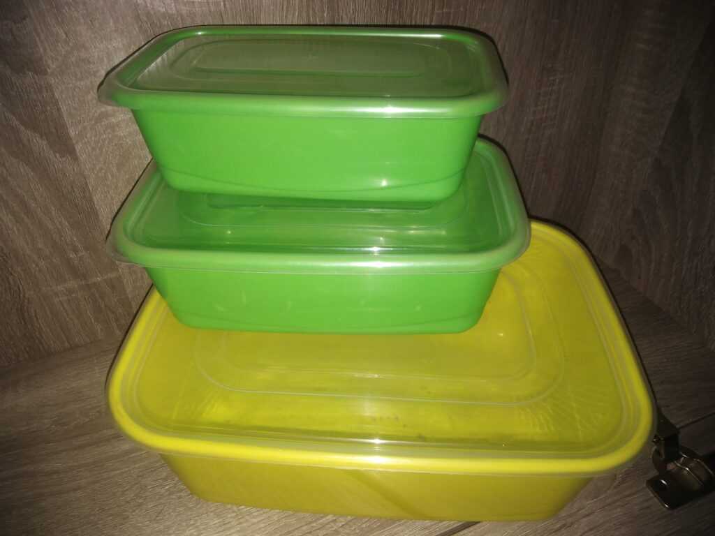 Set of food containers